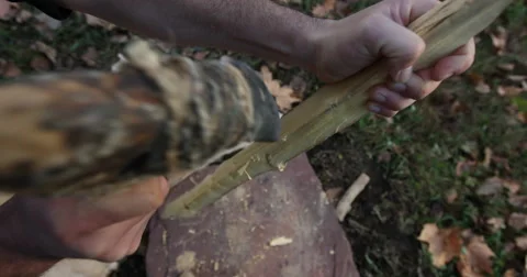 Making a wooden digging stick 库存影片 61269751