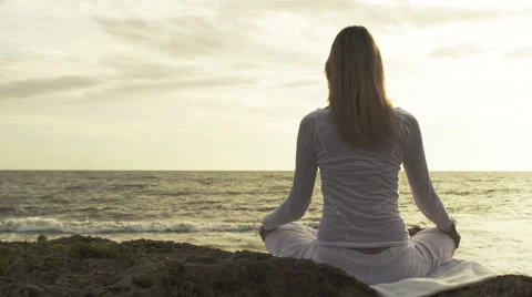 Making yoga position at the sunset on the beach: sea, woman, lonely, meditation 스톡 동영상 43097960