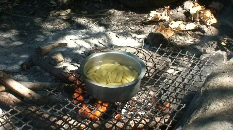 Malawi: boiling food on fire Stock Footage 446722