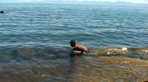 Malawi: catching fish Stock Footage 436194