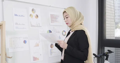 Malay manager walking back to seat typing Stock Footage 118291678