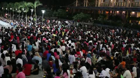 MALAYSIA - 2012: Crowded people watching tv in kuala lumpur Stock Footage