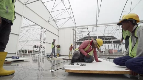 Malaysian workers cutting objects Video stock 158740585