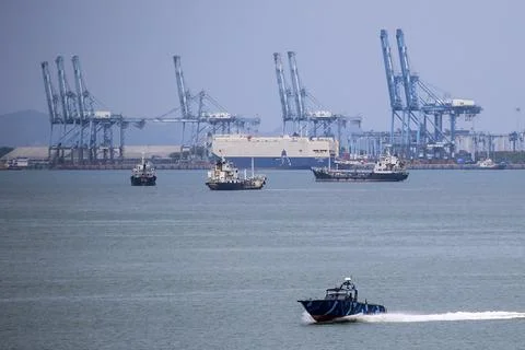 Malaysia's trade figures decrease 7.3 percent year-on-year, Port Klang - 19 Jan  스톡 사진
