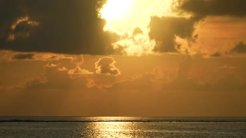 Maldives sundet. Reflection of sunlight over lake surface in slow motion Stock Footage 175847598