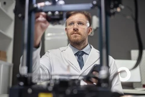 Male 3D Printer Engineer Setting up Equipment Foto stock