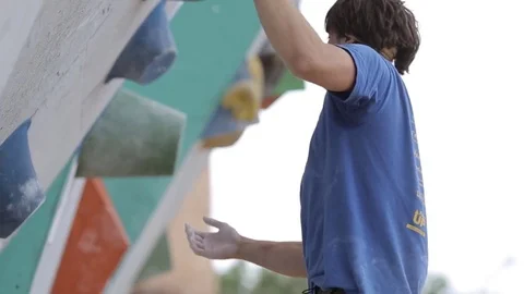 The male alpine is preparing to start. Stock Footage 78419495