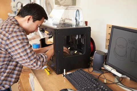 Male architect using 3d printer in office Foto stock