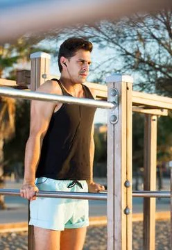 Male athlete doing dips on parallel bars Foto stock