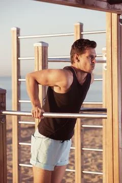 Male athlete doing dips on parallel bars Stock-Fotos