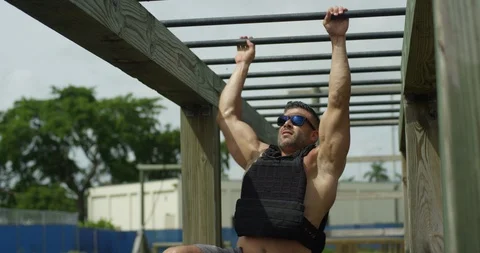 Male athlete on the monkey bars Vídeos de archivo 96933030