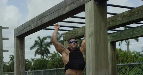 Male athlete on the monkey bars Vídeo Stock 96933496