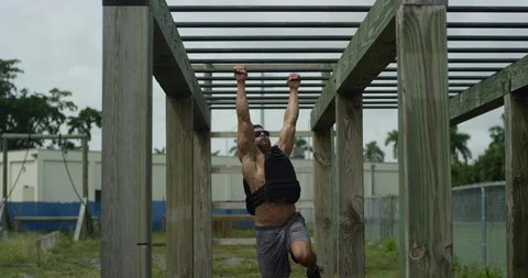 Male athlete on the monkey bars Vídeos de archivo 96933997