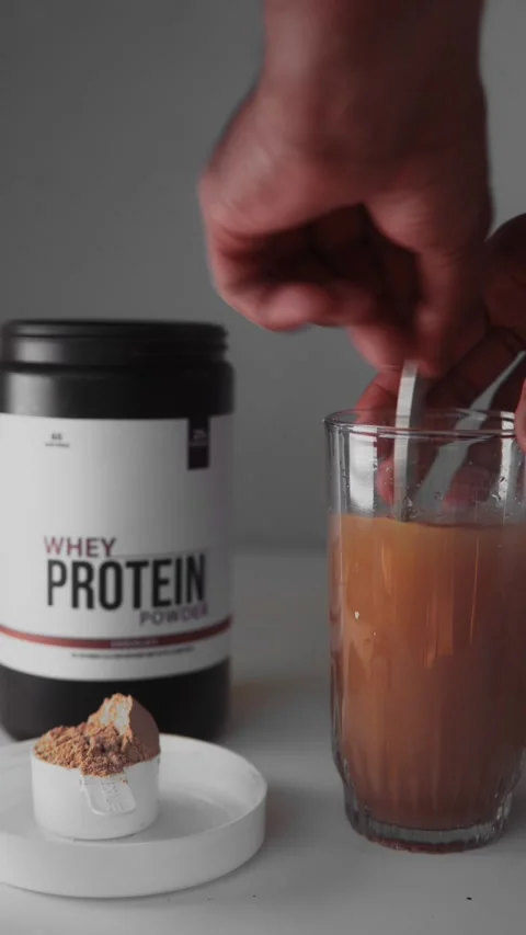Male athlete preparing a whey based drink Vídeo Stock 330191578