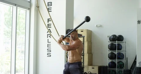 Male bodybuilder training with a mace Vídeos de archivo 96909185