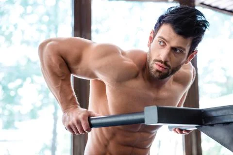 Male bodybuilder workout on parallel bars Foto stock