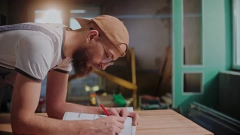 Male builder drawing construction plan on the large format paper Vídeo Stock 170501662