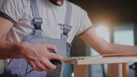 Male builder using a tape measure and writing wood construction measurements Vídeo Stock 170502533