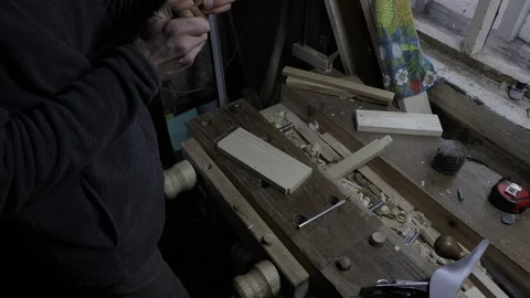 Male carpenter is setting the parallel marker up and marking future edges of Vidéo 119669544