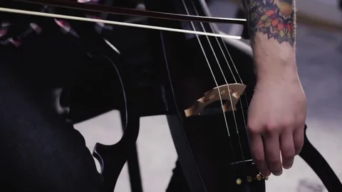 Male cello player Vidéo 84972500