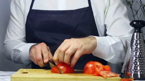 Male chef chops tomatoes 스톡 동영상 182553530
