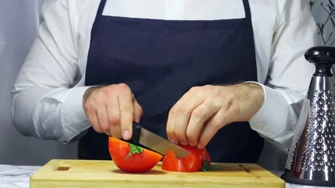 Male chef chops tomatoes 스톡 동영상 182554739