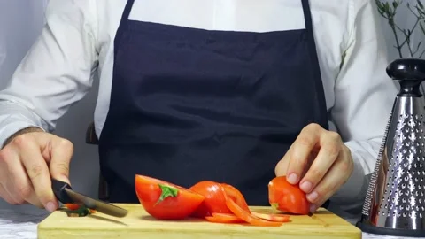 Male chef chops tomatoes 스톡 동영상 182559180