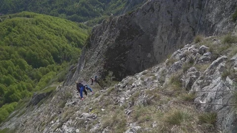 Male Climber Scrambling Down Steep Rocky Ridge in Mountains Vídeo Stock 345632498
