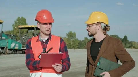 Male communicate with builder, controlling work process Fotos de archivo