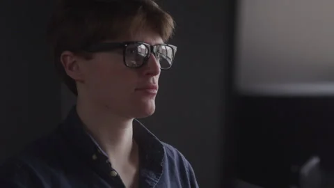 Male Computer Technician Focused on Work Vídeos de archivo 208785053