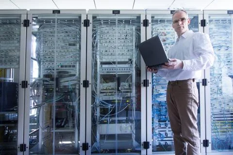 Male computer technician in server room Stock-Fotos