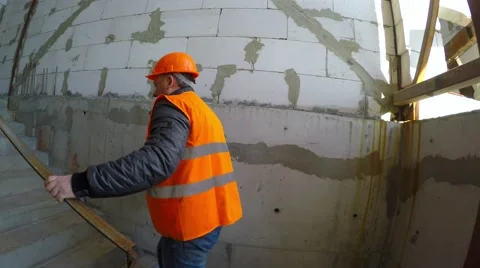 Male construction worker in a hard hat is on a new home under construction. 库存影片 58297950
