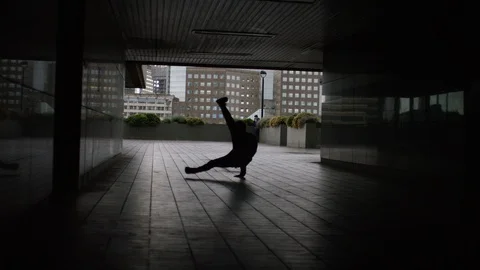 Male dancer doing breakdance moves in a tunnel, in slow motion Stock-Footage 94314351