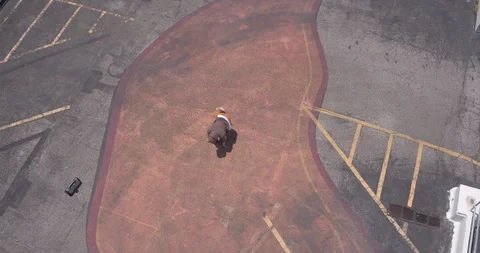 Male dancer performing his routine on top of a parking garage Видео 97017955
