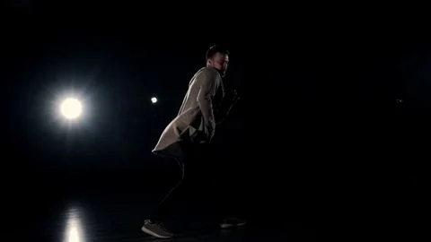 Male dancer performing on stage Видео 76162905