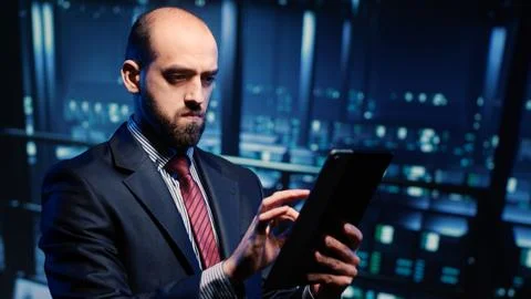 Male database admin checking hosting server on tablet Foto stock