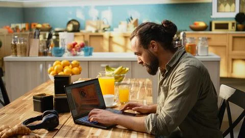 Male developer does game programming with laptop to build virtual world Foto stock