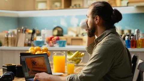 Male developer does game programming with laptop to build virtual world Foto stock