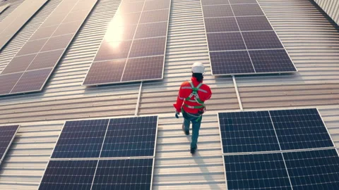 Male engineer maintaining solar cell panels on building rooftop. Video stock 241473665