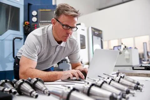 Male Engineer Using CAD Programming Software On Laptop Foto stock