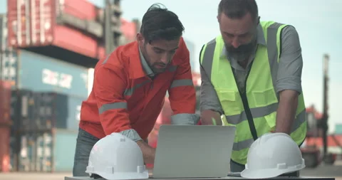 Male engineer using laptop computer meeting with Foreman worker. Vídeos de archivo 200987464