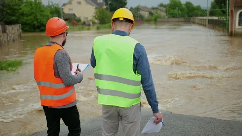 Male engineers solve flood problem. Devastation wrought after massive disasters Vidéo 135386365