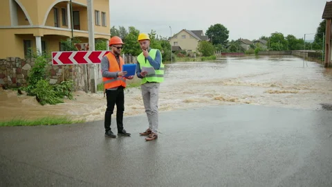 Male engineers solve flood problem. Devastation wrought after massive disasters Vidéo 135615885