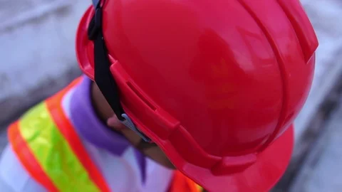 Male engineers working outside Stockbeeldmateriaal 107379537