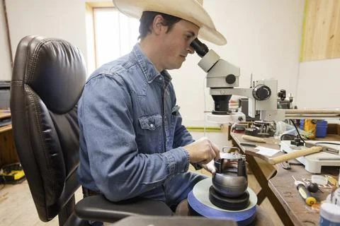 Male farmer working at microscope Foto stock
