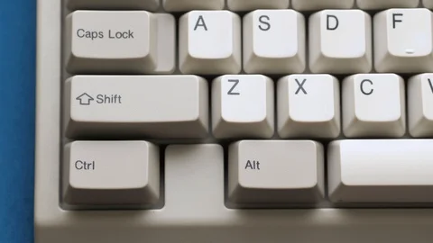 Male finger pushes SHIFT button on keyboard. Slow motion and macro view Vidéo 122197818