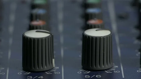 Male fingers turning knobs on audio mixing desk 스톡 동영상 84991163
