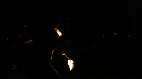 Male fire dancer juggles fire ring under leg, around body and throws/catches Vidéo 68100921
