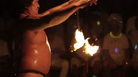Male fire dancer juggles two spinning fire rings in sync. Close up, zooms out Vidéo 68101457
