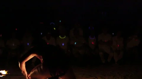 Male fire dancer throws, catches and spins fire ring. slow motion Vidéo 68100970